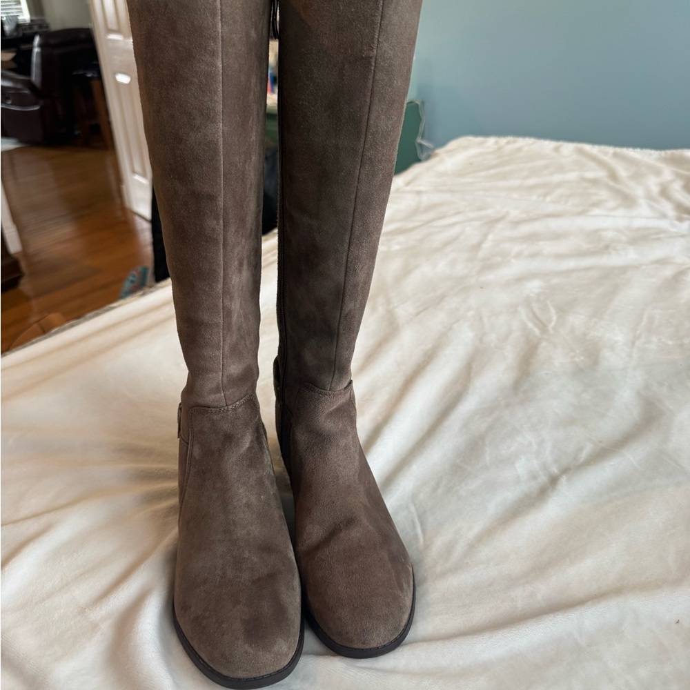 Adorable suede boots by Easy Spirit